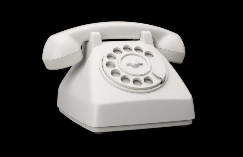 Biały telefon z tarczą: życzenia dla pary młodej.